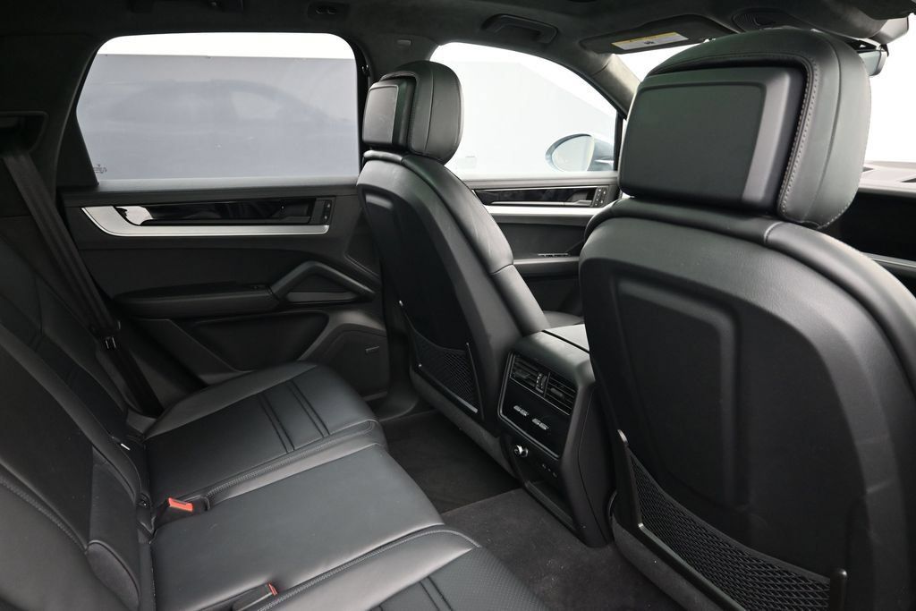 Used 2026 Porsche Cayenne GTS AWD/4WD image 7