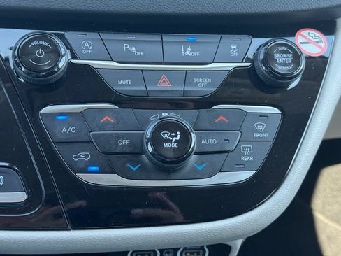 Certified 2024 Chrysler Pacifica Touring-L FWD image 35