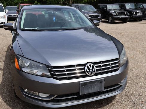 Used 2014 Volkswagen Passat 3.6 SEL Premium FWD image 2