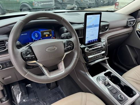 Used 2022 Ford Explorer Platinum w/ Technology Package image 3