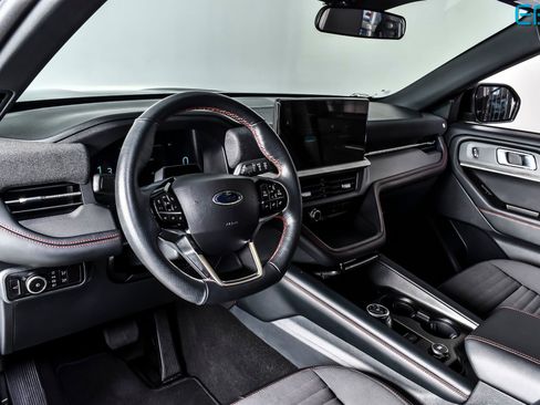 Used 2025 Ford Explorer ST-Line w/ ST-Line Street Pack image 17