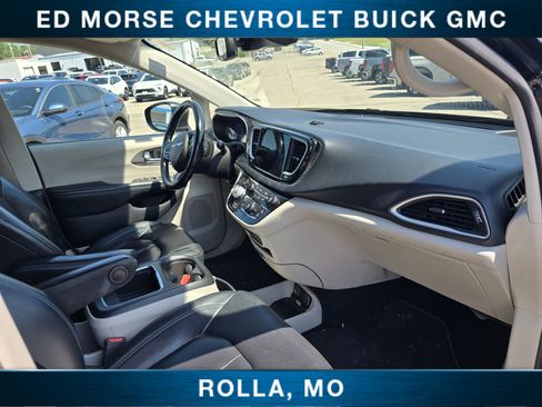 Used 2021 Chrysler Pacifica Touring-L FWD image 18