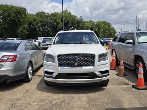 Used 2021 Lincoln Navigator Black Label w/ Cargo Convenience Package AWD/4WD image 2