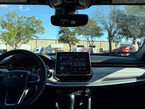 Used 2025 Jeep Compass Limited image 33