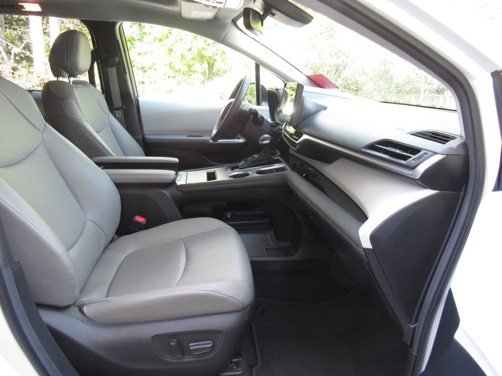 Used 2025 Toyota Sienna XLE FWD image 20