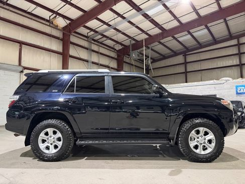 Used 2018 Toyota 4Runner SR5 AWD/4WD image 4