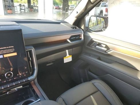 New 2025 GMC Yukon XL Denali image 15