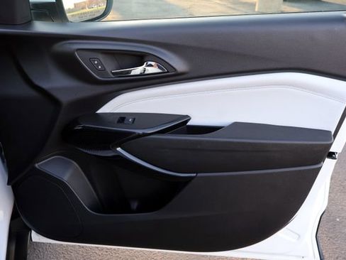 Used 2025 Chevrolet Trax LT w/ LT Convenience Package image 19