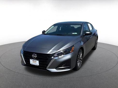 Used 2025 Nissan Altima 2.5 SV FWD image 6