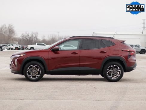 Used 2025 Chevrolet Trax LT w/ LT Convenience Package image 4