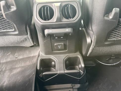 Used 2024 Jeep Gladiator Rubicon AWD/4WD image 8