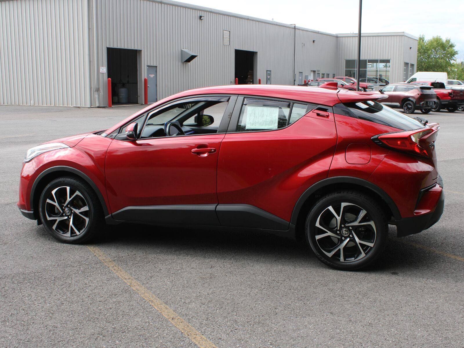 Used 2022 Toyota C-HR XLE FWD image 5