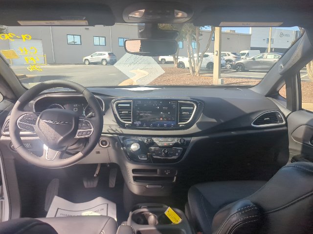 Used 2026 Chrysler Pacifica Select FWD image 12