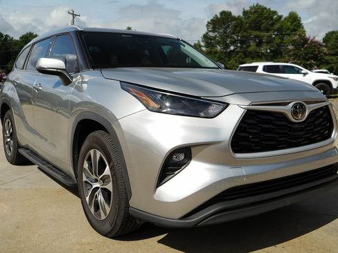 Used 2022 Toyota Highlander XLE FWD image 36