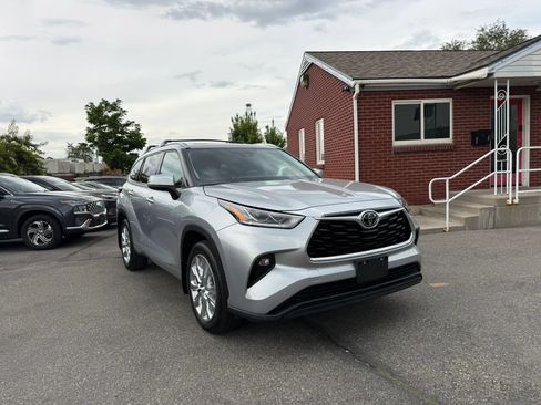 Used 2021 Toyota Highlander Limited AWD/4WD image 3