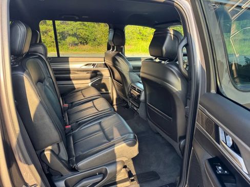 Used 2025 Jeep Wagoneer L Series II w/ 8-pass Seating Package AWD/4WD image 12