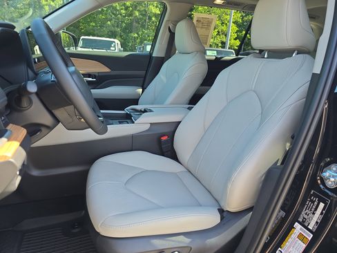 Used 2026 Toyota Grand Highlander AWD Hybrid image 17