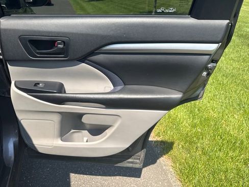 Used 2018 Toyota Highlander Plus AWD/4WD image 16