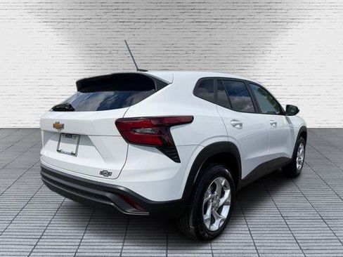 Used 2025 Chevrolet Trax LS w/ LS Convenience Package FWD image 5