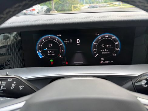 Used 2025 Volkswagen Tiguan SE AWD/4WD image 15
