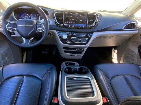 Used 2023 Chrysler Pacifica Touring-L image 14