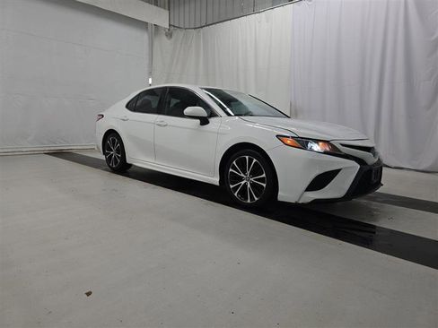 Used 2020 Toyota Camry SE FWD image 3