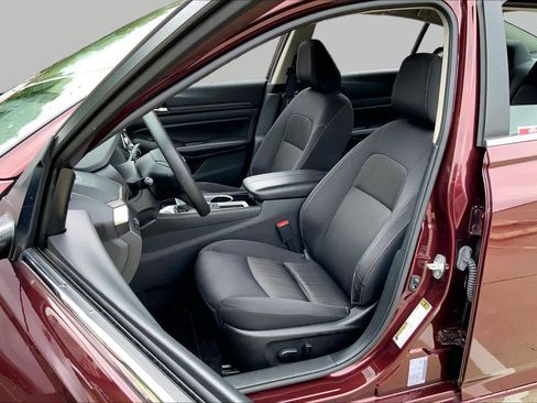 Used 2024 Nissan Altima 2.5 SV FWD image 9