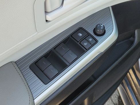 Used 2025 Toyota Sienna LE w/ LE Plus Package AWD/4WD image 14