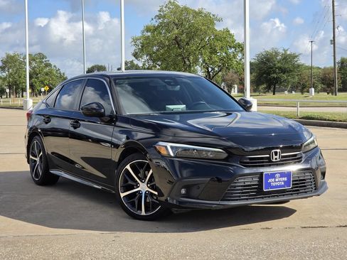 Used 2024 Honda Civic Touring image 2