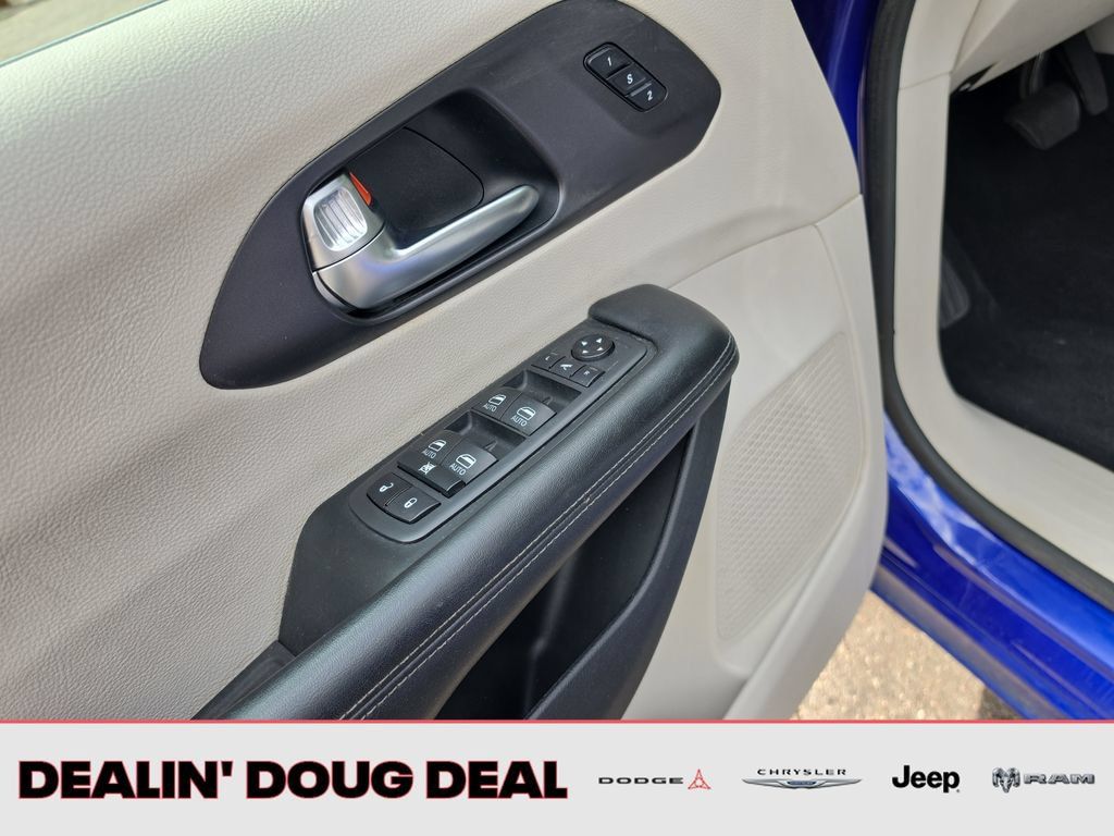Used 2020 Chrysler Pacifica Limited FWD image 12