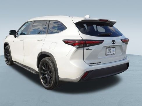 Used 2024 Toyota Highlander LE image 6