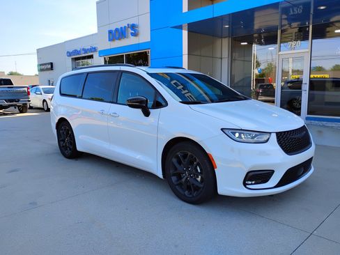 Used 2025 Chrysler Pacifica Limited FWD image 4