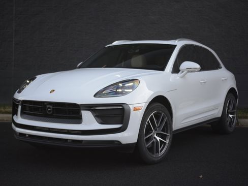 Certified 2025 Porsche Macan image 1