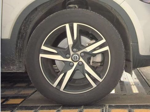 Used 2024 Volvo XC40 B5 Core AWD/4WD image 13
