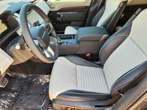 Used 2024 Land Rover Discovery Dynamic SE AWD/4WD image 8