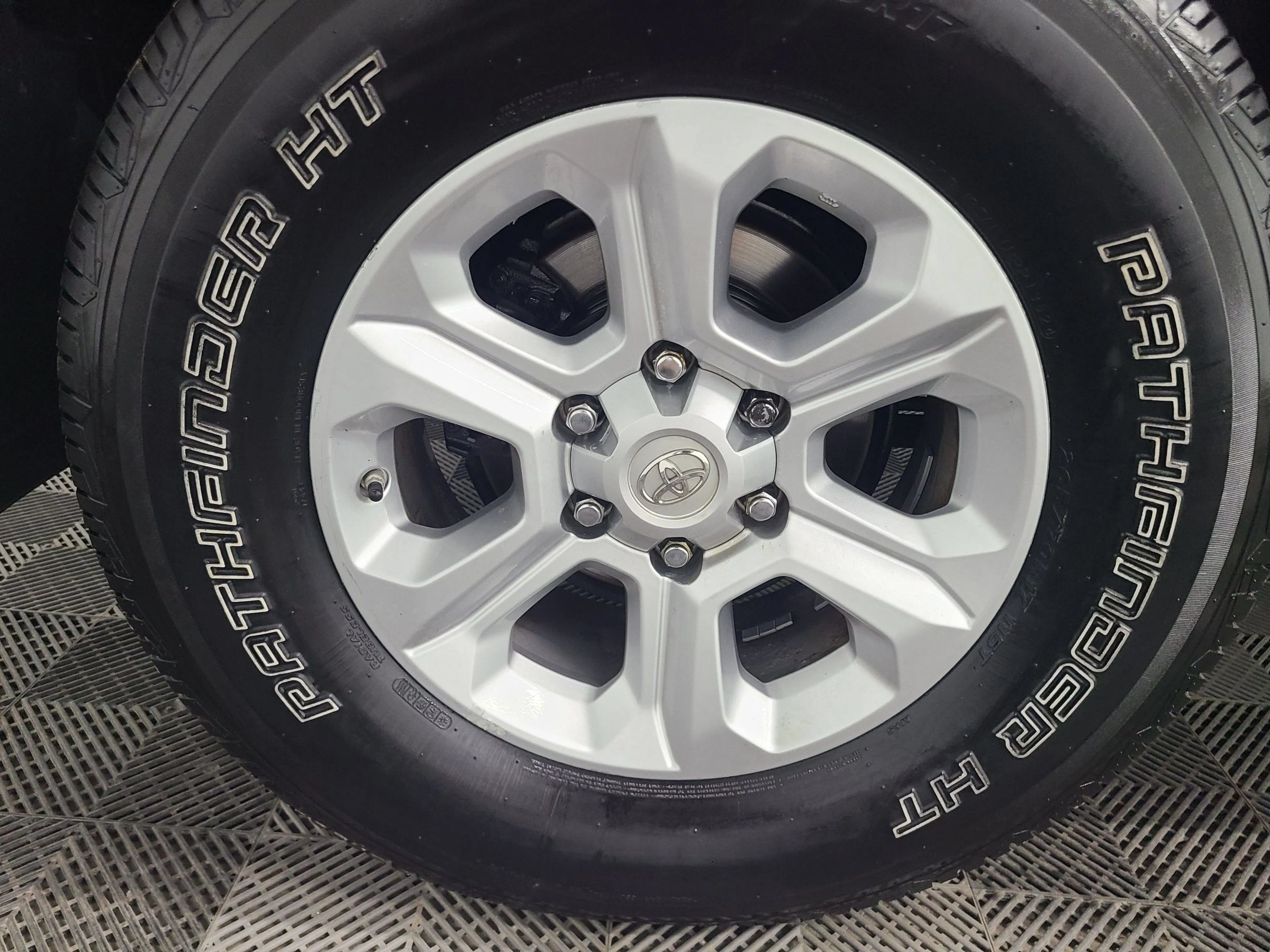Used 2017 Toyota 4Runner SR5 AWD/4WD image 16