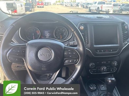 Used 2019 Jeep Cherokee Trailhawk AWD/4WD image 17