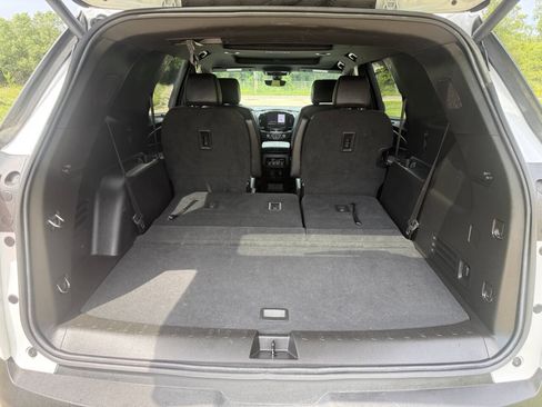 Used 2023 Chevrolet Traverse LT w/ LT Premium Package AWD/4WD image 9