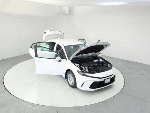 Used 2025 Toyota Camry LE AWD/4WD image 17