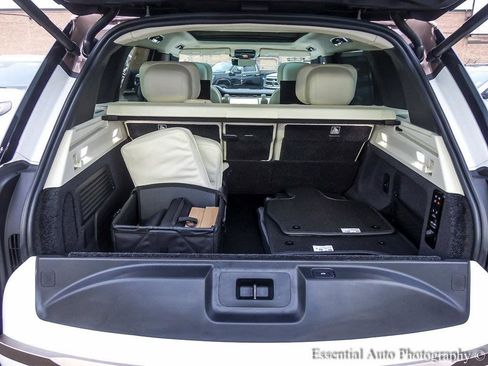 Used 2025 Land Rover Range Rover SV image 40