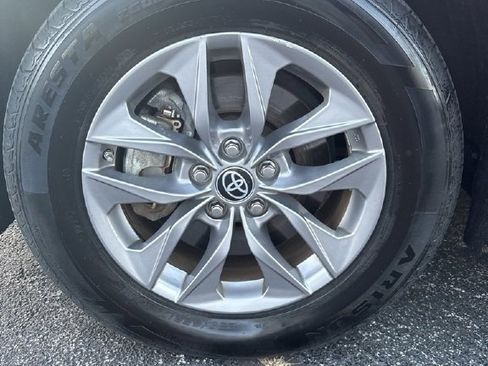 Used 2023 Toyota Sienna XLE image 6