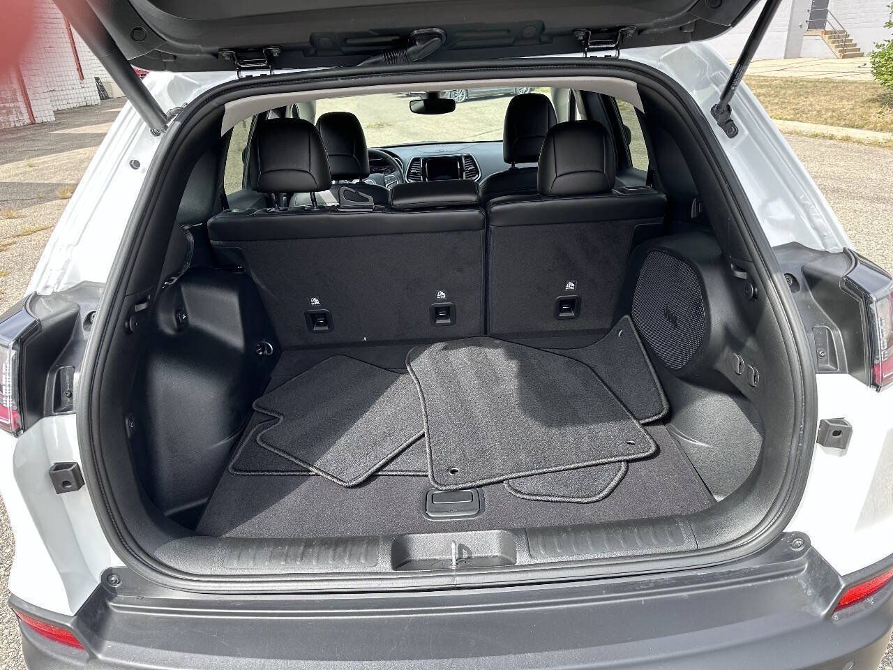 Used 2019 Jeep Cherokee Limited AWD/4WD image 6