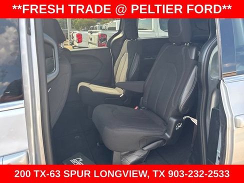 Used 2023 Chrysler Pacifica Touring FWD image 17