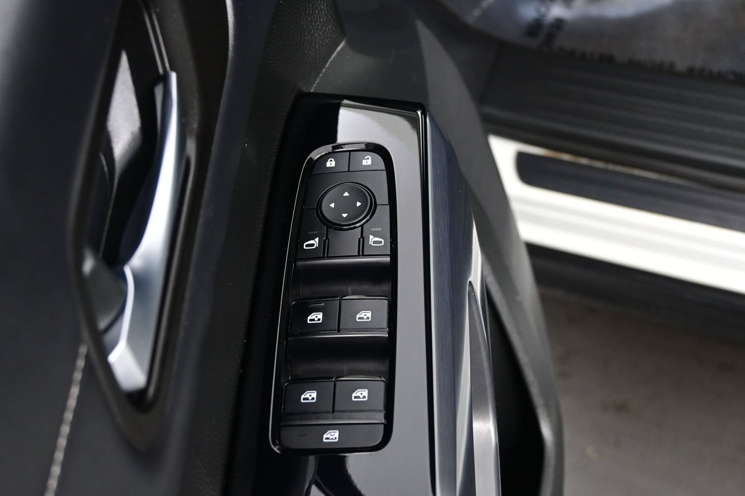 Used 2023 Nissan Pathfinder SL w/ SL Premium Package AWD/4WD image 10