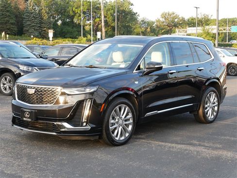 Used 2022 Cadillac XT6 Premium Luxury image 2