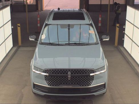 Used 2025 Lincoln Navigator Reserve AWD/4WD image 6