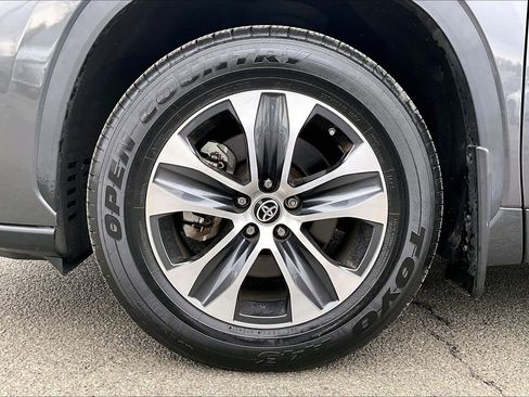 Used 2022 Toyota Highlander XLE image 9