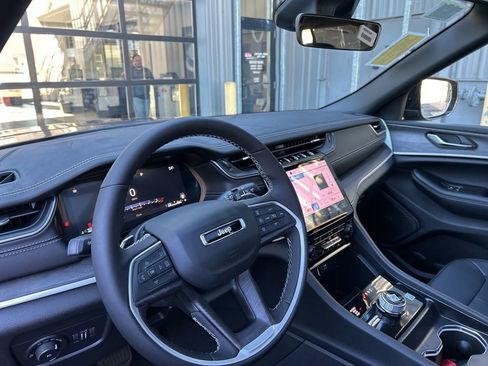 New 2025 Jeep Grand Cherokee Limited w/ Black Appearance Package image 47