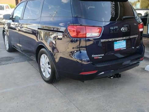 Used 2018 Kia Sedona LX w/ LX Essentials Premium Package image 2