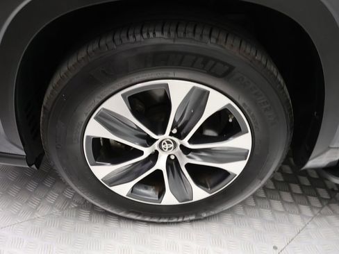 Used 2021 Toyota Highlander XLE FWD image 4